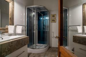a bathroom with a glass shower and a sink at Cruz de Triana in Rancagua +16 photos