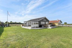 a black and white house with a yard at FY173-Asperup-Elmevaenget-8 in Asperup +16 photos
