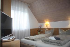 Llit o llits en una habitació de Landhotel Garni am Mühlenwörth