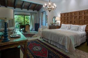 a bedroom with a large bed and a chandelier at Cruz de Triana in Rancagua