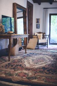 a living room with a table and a rug at Cruz de Triana in Rancagua