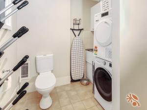 a bathroom with a toilet and a washing machine at Alpine Digs in Jindabyne +11 photos