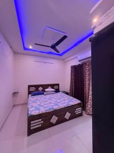 a bedroom with a bed with a blue ceiling at cloud nine in Boria Kalān +2 photos