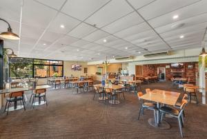 a restaurant with tables and chairs in a room at Imperial Hotel Singleton in Singleton +18 photos