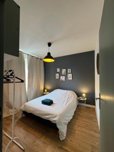 a bedroom with a white bed in a room at L'Escapade Sélestadienne in Sélestat