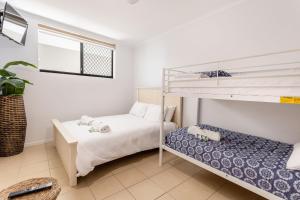 a bedroom with a bunk bed and a bunk bedouble at Sea Air 2 in Yeppoon +8 photos
