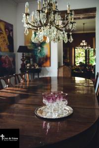 a table with wine glasses on a plate on it at Cruz de Triana in Rancagua