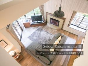 an overhead view of a living room with a couch and a fireplace at FOREAT akemanomori in Daisen