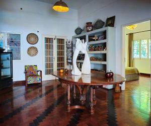 a living room with a table with a sculpture on it at Guesthouse MALAGUETA INN II in Maputo