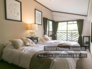 a bedroom with a bed and a window at FOREAT akemanomori in Daisen