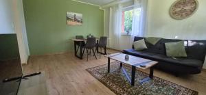 a living room with a couch and a table at Ferienwohnung Kaholze in Kaltenholzhausen