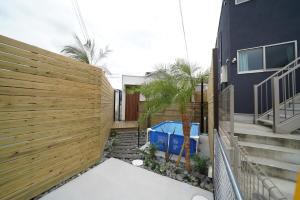 a backyard with a wooden fence and a house at 紀の川みんと静 in Kinokawa +8 photos