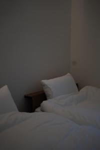 two beds sitting next to each other in a room at 紀の川みんと静 in Kinokawa