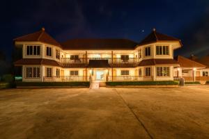 a large house with a large driveway at night at Reaunnapa Resort in Ban Nong Kham