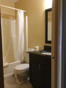 Ett badrum på Hotel Motel Hospitalité