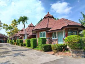 a row of houses with a red roof at Reaunnapa Resort in Ban Nong Kham