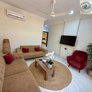 a living room with a couch and a table at المنصور 3 in Salalah