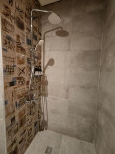 una doccia in un bagno con parete piastrellata di HUAZHU LUYI Service Apartment 华住庐艺 a Riyad