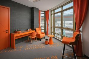 una stanza con sedie arancioni, una scrivania e una finestra di HUAZHU LUYI Service Apartment 华住庐艺 a Riyad Altre 13 foto