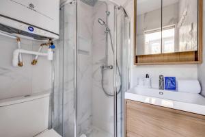 a bathroom with a shower and a sink at Cozy Studio 4P - Aubervilliers in Aubervilliers +12 photos