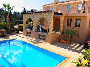 Bazen u objektu Villa 1 Sandy Beach Villas - Heated pool - Jacuzzi - Private Beach Area - Sea Views ili u blizini