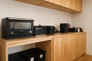 a microwave and a toaster oven on a counter at 四方宿 in Hokuto