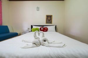 two stuffed animals are sitting on a bed at แพ ณ จันทร์ in Sathani Nam Tok