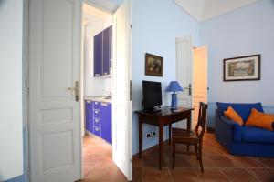 Televízia a/alebo spoločenská miestnosť v ubytovaní Villa D'Azeglio