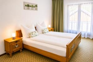 a bedroom with a large bed with a window at Gasthaus Zum Stampf in Strass im Attergau
