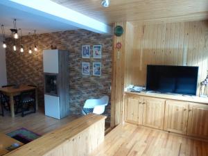 Televízia a/alebo spoločenská miestnosť v ubytovaní Apartment La Molina
