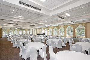a room filled with white tables and white chairs at Hotel Cheribourg, an Ascend Collection Hotel in Magog-Orford +112 photos