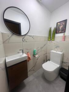 ein Badezimmer mit weißer Toilette und Spiegel in der Unterkunft Studio CENTRAL 156 in Boussu + 8 Fotos
