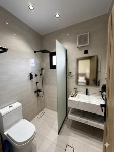 a bathroom with a toilet and a sink at بيوت عطلات البيت الريفي للضيافه السياحي in Al Namas +15 photos