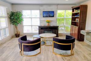 a living room with a table and two chairs at Days Inn by Wyndham Donalsonville in Donalsonville