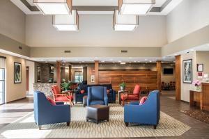 a lobby with chairs and a waiting room at Comfort Suites Hartville-North Canton in Uniontown