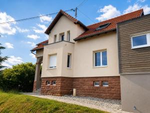 a house with a brick wall at Horizons du Haut in Niederbronn-les-Bains