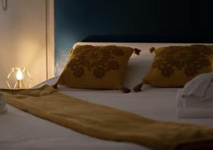 a bed with two pillows and a blanket on it at L'Essentiel Confort moderne - équipements premium et tram à 5 minutes in Strasbourg