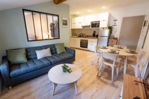 a living room with a couch and a table at Appartement central - L'est in Tarare