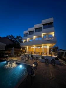 un hotel con piscina di notte di Aterna Hotel a Dikili