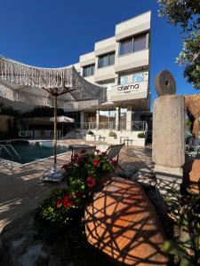 una vista di un hotel con piscina e fiori di Aterna Hotel a Dikili