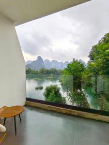 a room with a large window with a view of a river at Yipin Noble Residence in Xinxu