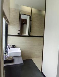 a bathroom with a sink and a mirror at Yipin Noble Residence in Xinxu