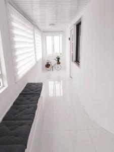 a living room with a black couch in a white room at Casa Copacabana in Oya