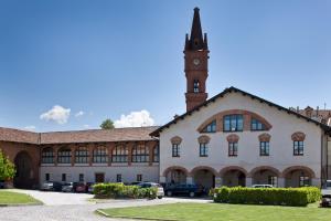 un bâtiment avec une tour d'horloge en haut dans l'établissement Albergo La Corte Albertina, à Bra