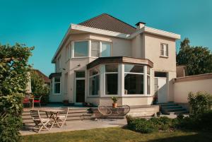 a house with a patio and a table and chairs at B&B Maaltebrug in Ghent