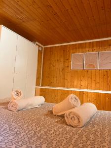 a room with a bed with towels on it at Roche for Toit in Rochefort