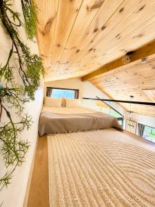 a bedroom in a tiny house with a large bed at Royal Hill-Queen Chalet -Bran, Mountain View and Hot Tub in Sohodol