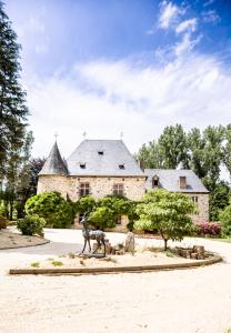 a house with a statue of a horse in front of it at Chateau Eyparsac in Beyssac