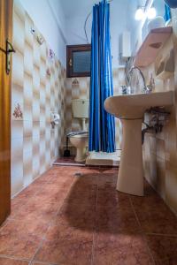 bagno con lavandino e servizi igienici di Zozas Rooms a Kalabaka