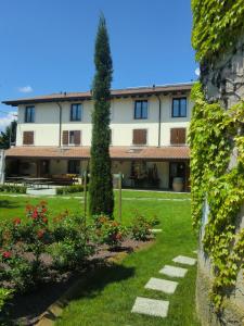 widok na budynek z ogrodu w obiekcie Agriturismo La Rosta w mieście Cervignano del Friuli